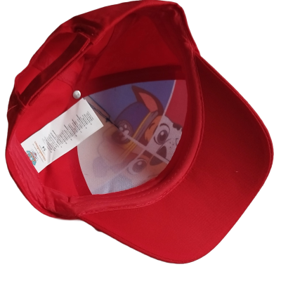 Boné vermelho com interior visível e etiqueta de instruções