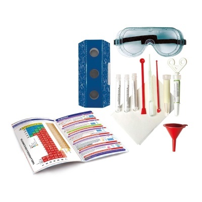 Kit científico com óculos de proteção, tubos de ensaio, funil, suporte azul e manual aberto