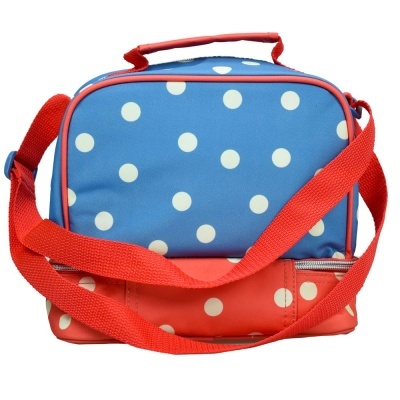 Bolsa retangular azul e vermelha com pontos brancos e alças vermelhas