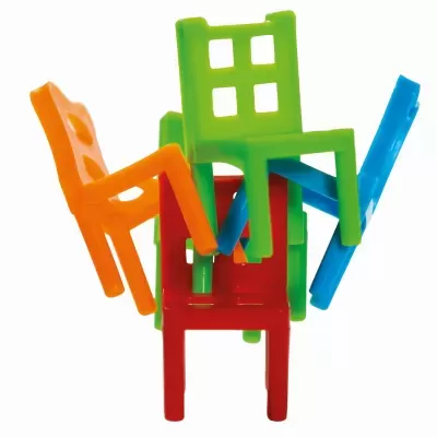 Cadeiras plásticas coloridas empilhadas