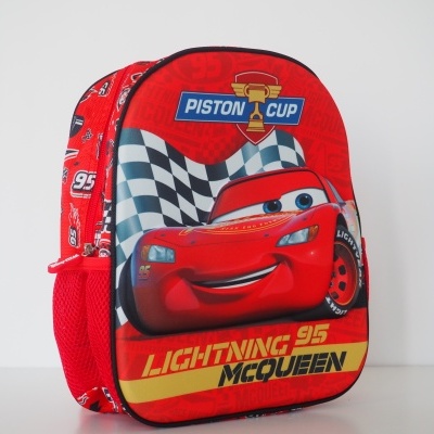Mochila vermelha com desenho de Lightning McQueen e texto relacionado ao personagem.