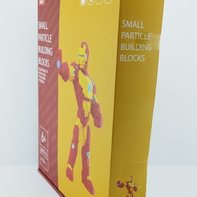 Caixa de blocos de construção com imagem de robô amarelo e vermelho