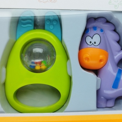 Conjunto de brinquedos para bebé com peças coloridas em embalagem.