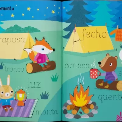 Livro infantil com ilustrações de animais num acampamento e palavras em português
