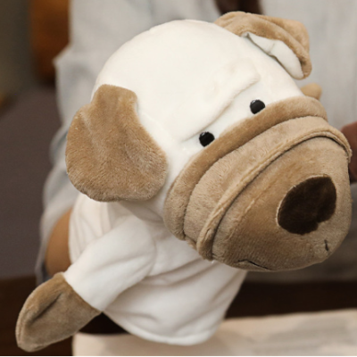 Pelucha cão bege e branco sentado