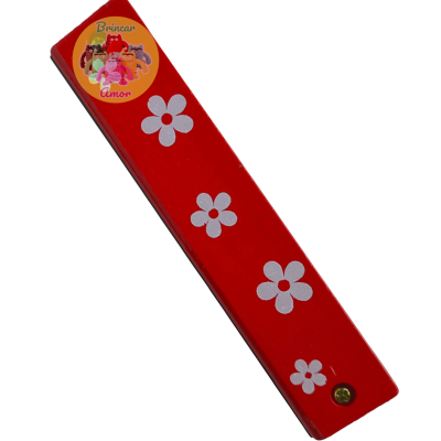 Objeto retangular vermelho com flores brancas e adesivo amarelo com texto e animais