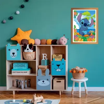 Armário de madeira com caixas azuis decoradas com rostos de animais e brinquedos coloridos num quarto infantil.