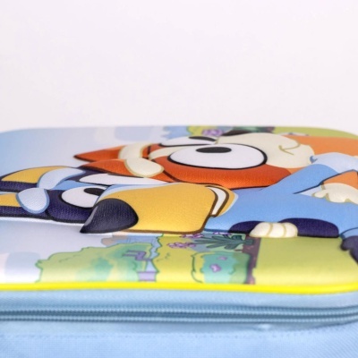 Mala infantil azul claro com personagens em estilo cartoon e fecho de correr amarelo