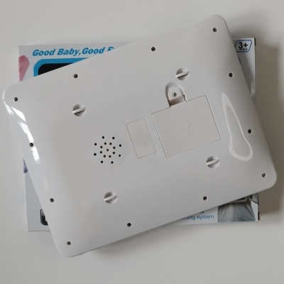 Parte traseira de dispositivo eletrônico branco para crianças sobre embalagem