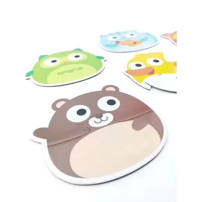 Puzzles infantis coloridos em forma de animais sobre fundo branco