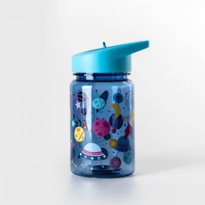 Garrafa azul transparente com tampa azul clara e desenhos de planetas e naves espaciais.