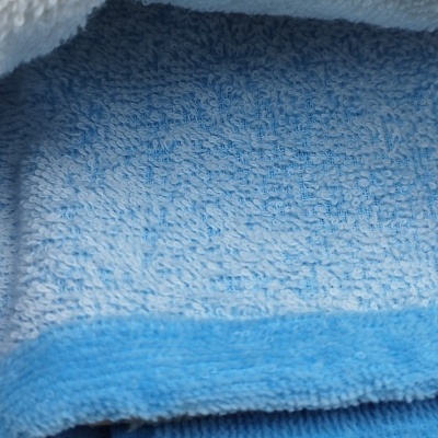 Toalhas felpudas azul claro e branco dobradas