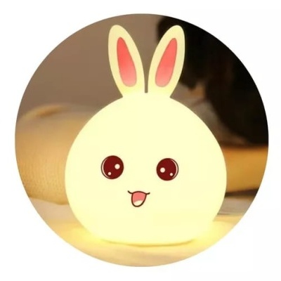 Lâmpada de mesa em forma de coelho branco iluminado com orelhas cor-de-rosa e rosto cartoon
