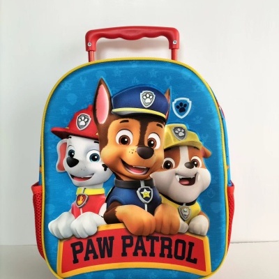 Mochila rodinha azul com personagens da Paw Patrol e alça vermelha