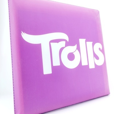 Capa roxa com texto branco Trolls