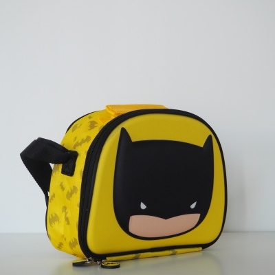 Mala infantil amarela com rosto do Batman em preto e amarelo