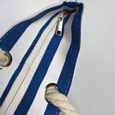 Saco às riscas azul e branco com fecho e corda de algodão