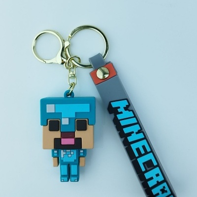 Chaveiro com personagem pixelado e fita com texto 'MINECRAFT'