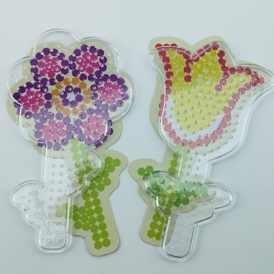 Miminhos de gel em forma de flores coloridas sobre fundo branco