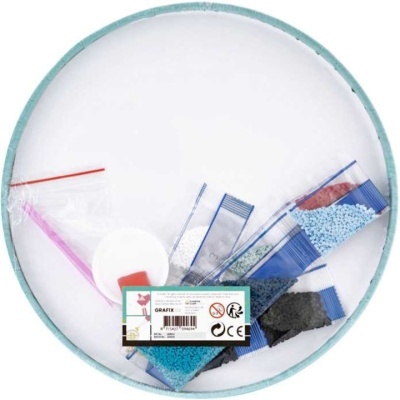 Pequenos sacos plásticos com microgrânulos coloridos numa base redonda branca com borda azul