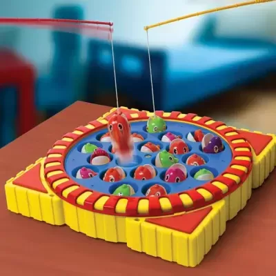 Brinquedo de pesca com peixes coloridos numa base quadrada amarela e vermelha