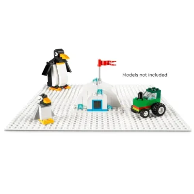 Base branca de peças tipo Lego com iglu, pinguins e trator montados