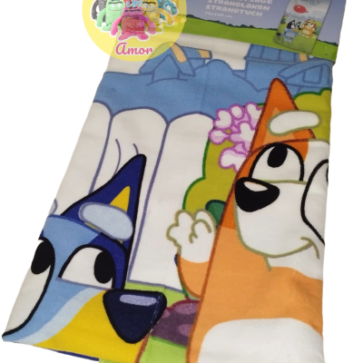 Toalha de praia com personagens coloridos e etiqueta com texto em várias línguas