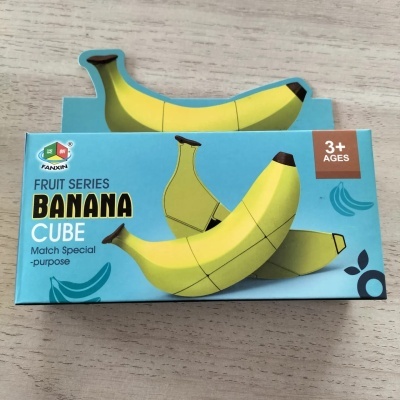 Embalagem de produto com ilustração de banana em cubos e texto BANANA CUBE sobre fundo azul