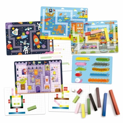 Jogos infantis com tabuleiros coloridos e peças de madeira variadas