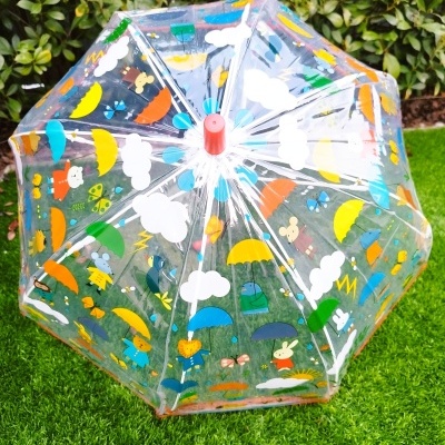 Guarda-chuva transparente com padrões coloridos de animais e nuvens
