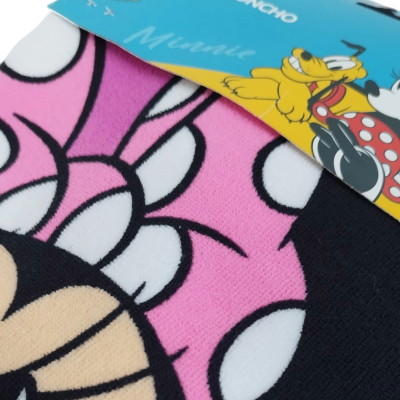 Poncho infantil Minnie Mouse com embalagem azul e estampa colorida