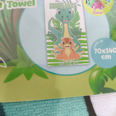 Toalha infantil com dinossauros e texto DINOSAURS BORN TO BE WILD, 70x140 cm.