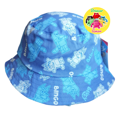 Chapéu azul com padrões de personagens e texto 