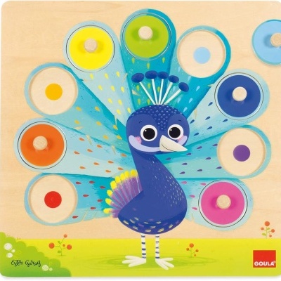 Puzzle de madeira com pavão colorido e círculos encaixáveis removidos.