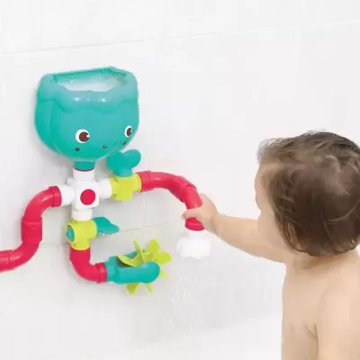Brinquedo de banho infantil colorido em parede branca com criança