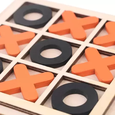 Jogo da velha madeira com peças laranja e pretas