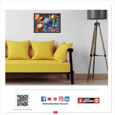 Sofá amarelo com almofadas, candeeiro de pé de madeira com abajur cinzento e quadro do sistema solar na parede.