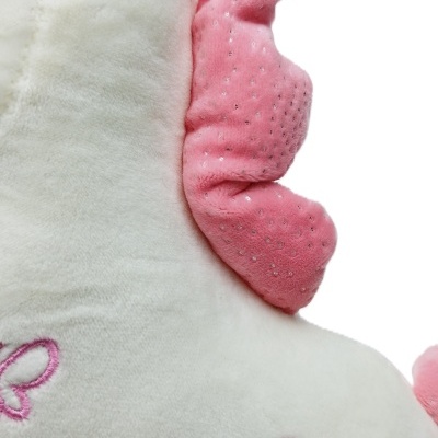 Boneco peluche cavalo branco com crinas rosa e bordados borboletas