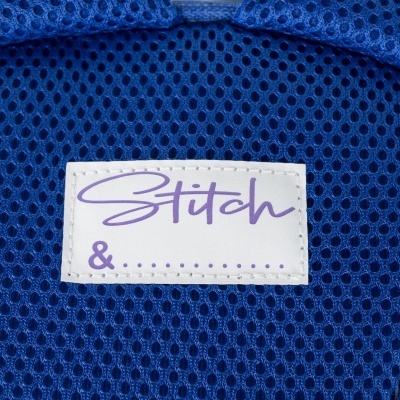 Etiqueta Stitch & em tecido azul de malha