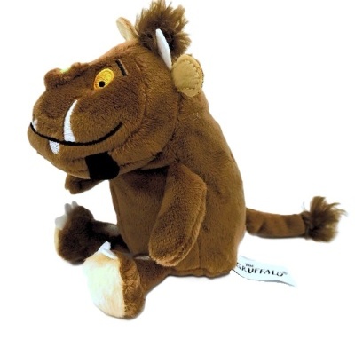 Pelúcia do personagem Gruffalo castanha com detalhes claros e etiqueta