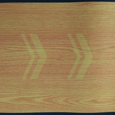 Tapete antideslizante com padrão de madeira clara e ilustração de bowling