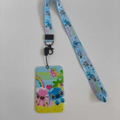 Cordão azul com pendente retangular colorido com personagens Stitch