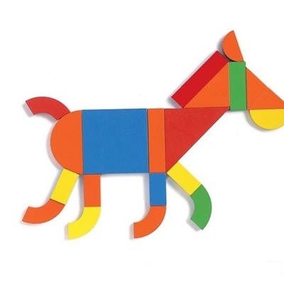 Quebra-cabeça infantil colorido em forma de cão com peças geométricas