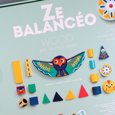 Caixa de jogo de madeira ZE BALANCÉO com peças coloridas