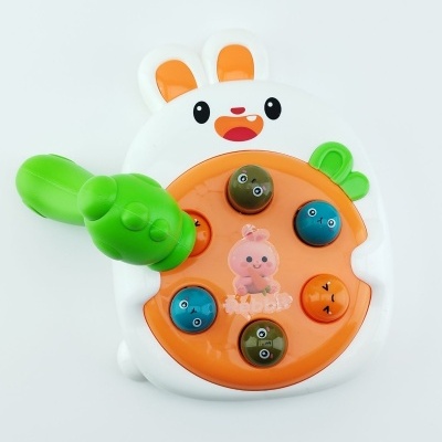 Brinquedo infantil de plástico em forma de coelho com vívidos botões coloridos e figura de porquinho no centro