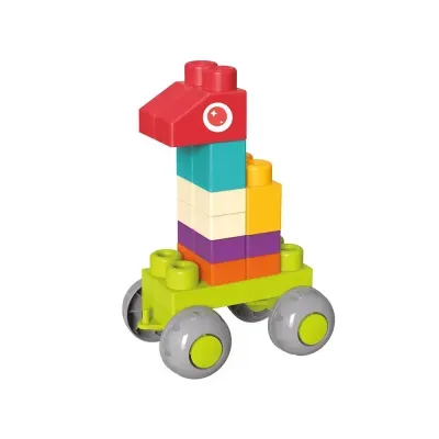Brinquedo de montar com blocos coloridos e rodas em fundo branco