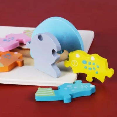 Brinquedo de madeira colorido com peças em formas variadas