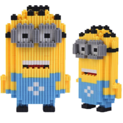 Duas figuras de minions feitas com peças de plástico coloridas