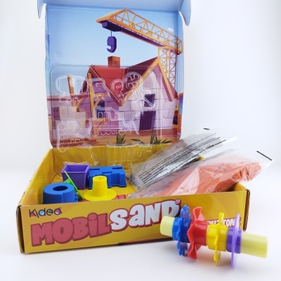 Kit de areia cinética MOBIL SAND com ferramentas coloridas e areia cor salmão numa caixa amarela com ilustração de construção