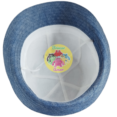 Chapéu azul com forro branco e etiqueta amarela colorida no interior